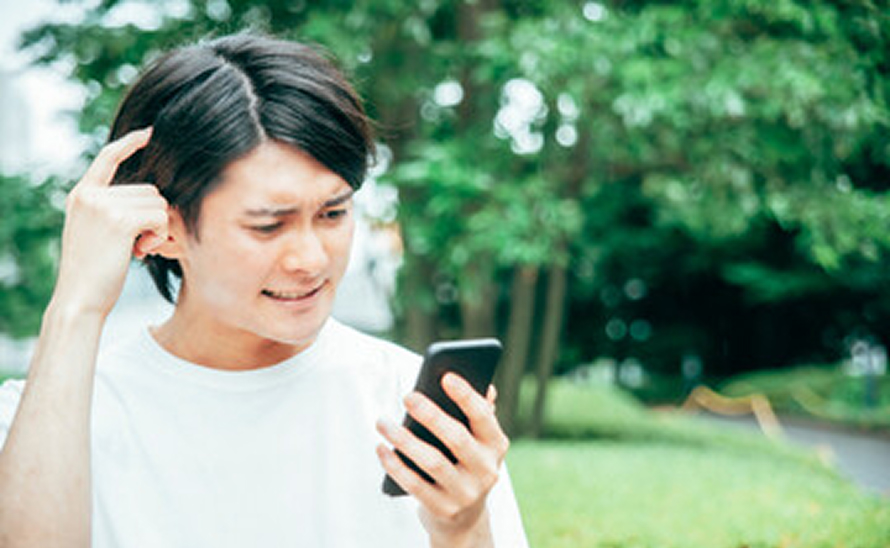 予約は取れずイライラしている男性